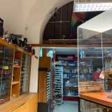 Entrati nel locale, sulla sinistra notiamo una vetrina ricca di macchine in miniatura...